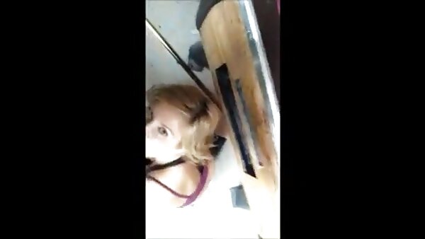 الاغ کثیف بلوند رفیق سبزه غنیمتی سکس با مادرزن دوستم خود را با دیلدو سفید به سختی لعنت می‌کند