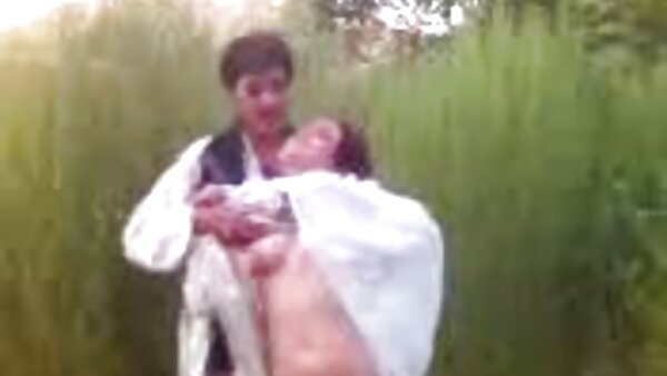 بانوی سکس زوری با مادرزن سبزه‌هوش‌تنه، Jaylene Rio، تک‌نوازی داغ روی وب‌کم اجرا می‌کند