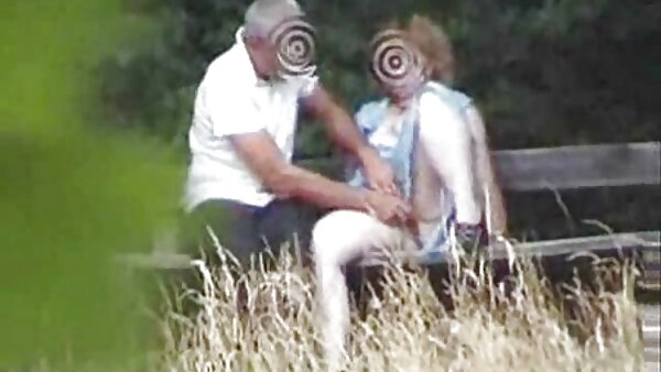 MILF سینه‌دار با موهای روشن در مادرزن سکسی عینک دارلا کرین در ژست اشتباهی دکمه‌اش را خراب می‌کند