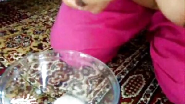 طعنه های نواری بیبی سبزه جذاب روی داستانهای سکسی با مادرزن دوربین