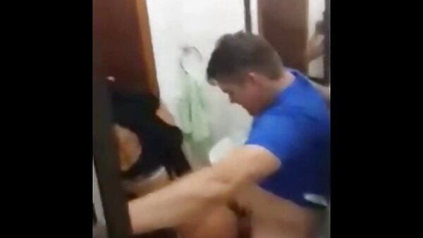 بلوند بیدمشک جوان دوست دارد خروس بزرگ پیر را بمکد و داستان سکسی مادرزن سگ بیدمشکی او را فاک کند