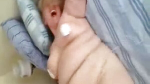فاحشه مو قرمز عجول به عجایب خود در جنگل سر می عکس سکس با مادرزن دهد