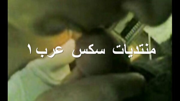 میلف هندی کثیف به ولگردی داستان مادرزن سکسی که برانگیخته شده است، مضراب ماهرانه ای می دهد