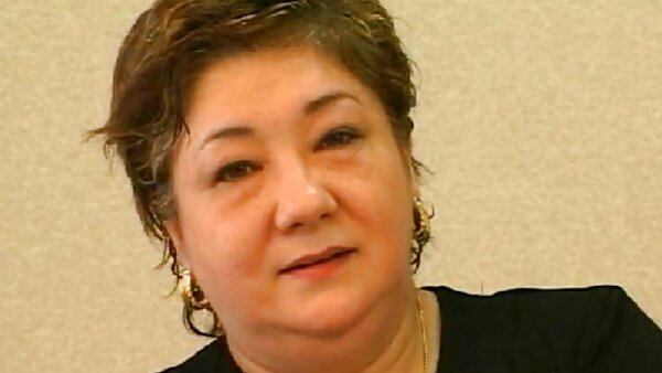 دختر دمدمی مزاج آسیایی حریصانه آن آلت سفید قندی سکس با مادرزن دوستم را می مکد